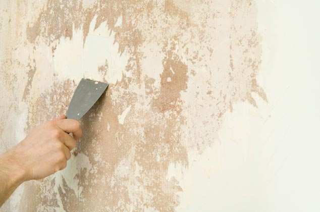 Loại bỏ lớp sơn cũ trên tường là điều đầu tiên trước khi sơn nước