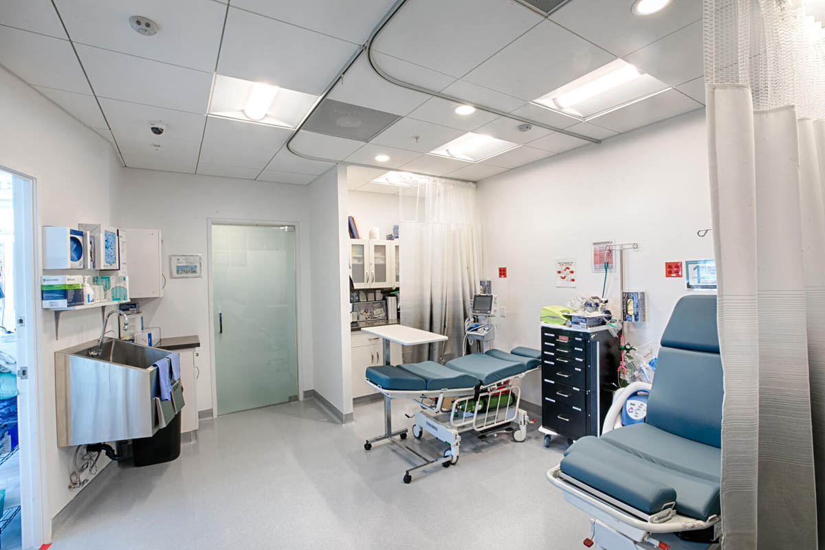 Phòng tiểu phẫu tại một Medical Spa được thiết kế theo phong cách hiện đại nơi bệnh viện